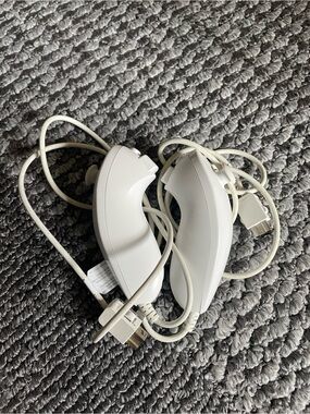 White 2-Nunchucks Controllers for Nintendo Wii - Pair